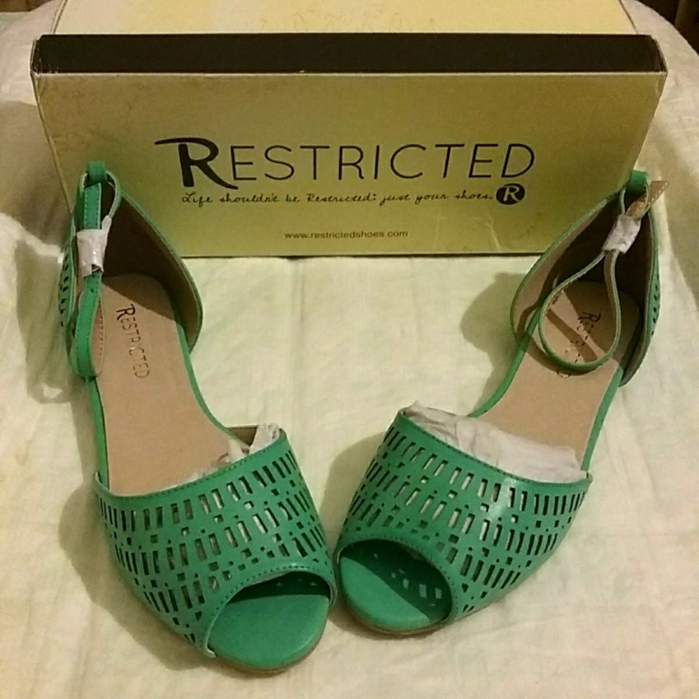 NIB Restricted Lasercut Sandal, sz 7.5, Mint